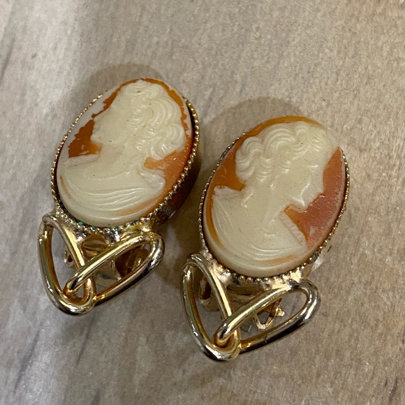 Vintage Baroque cameo Victorian Style Gold Tone Earrings - Picture 9 of 14